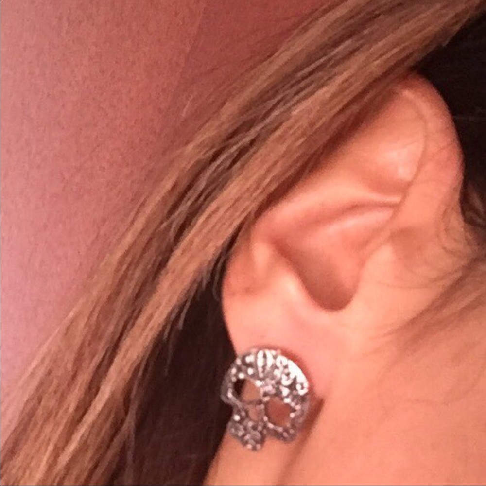 (F2) Skull Earrings - Picture 7 of 8